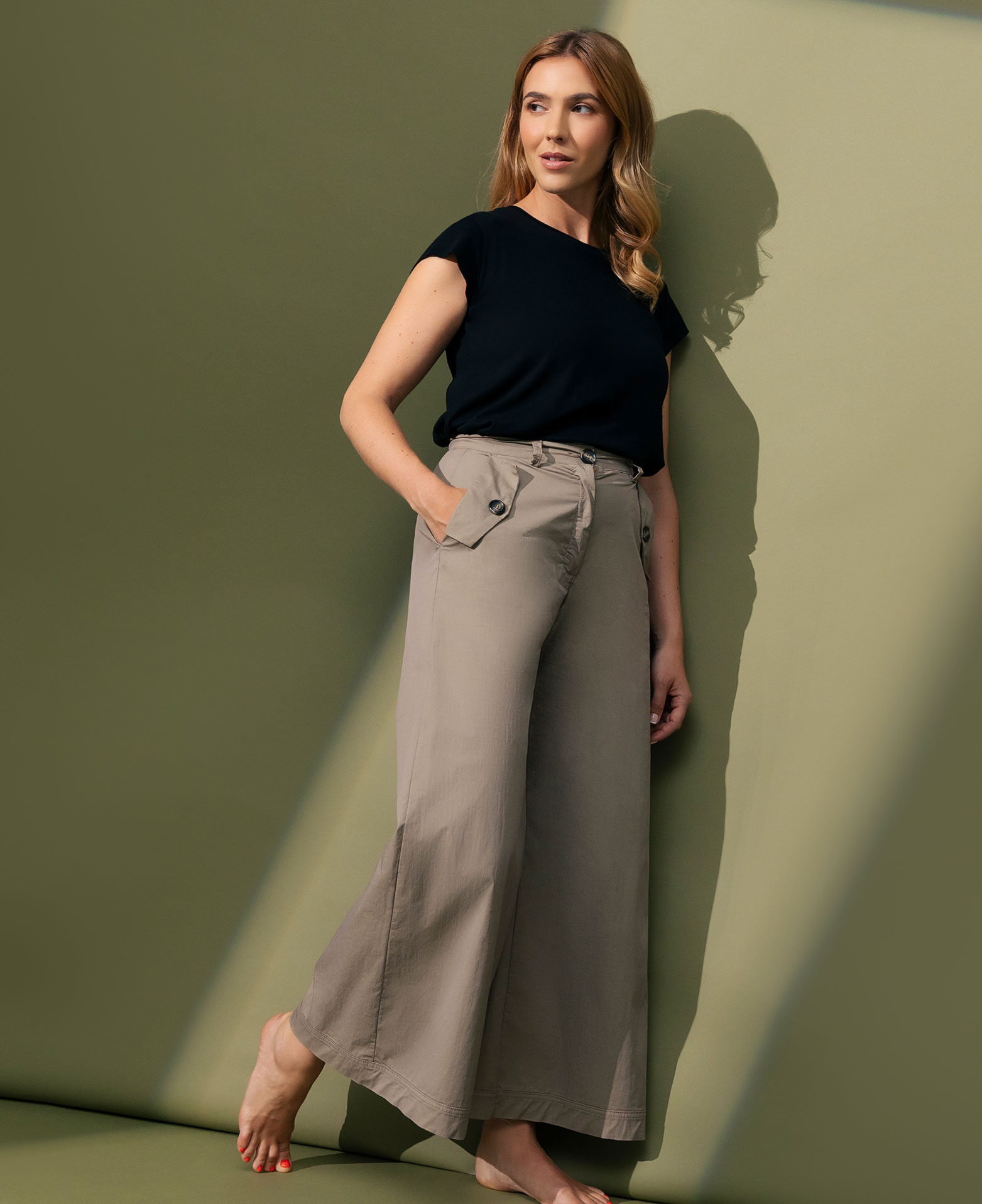 Pantaloni donna East Drive a gamba larga beige abbinati a top nero