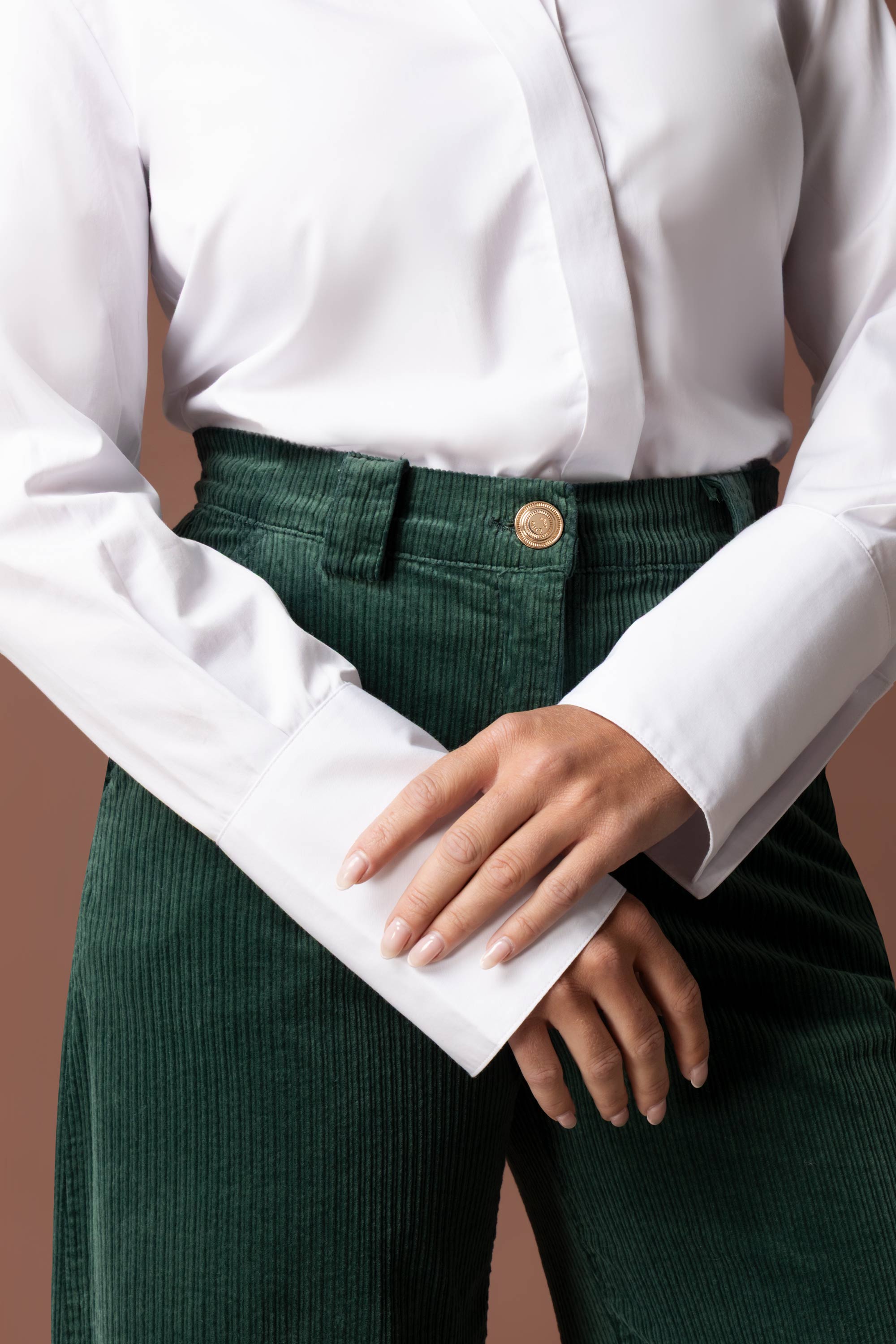East Drive women’s outfit with wide-leg jeans and beige trousers, fit detail